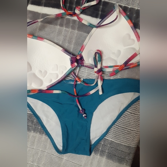 Bikini - Picture 2 of 2